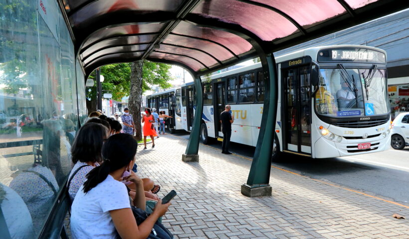 Motoristas e cobradores de ônibus de Jacareí voltam a trabalhar após 11 horas de greve