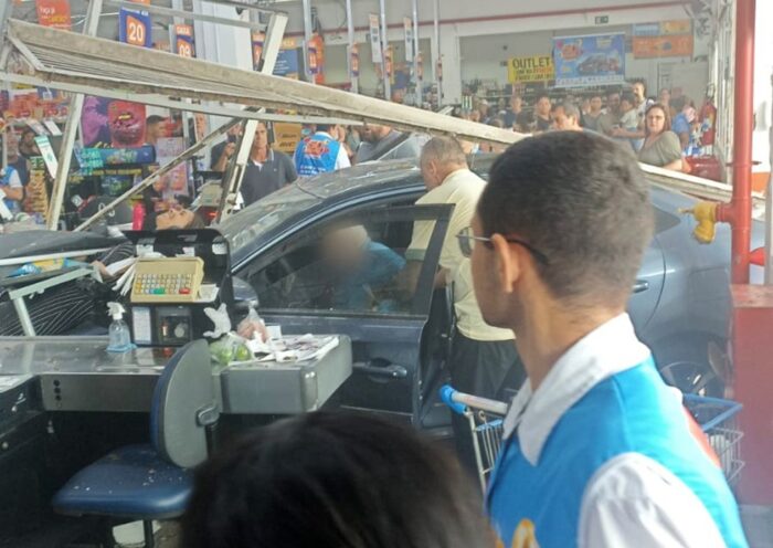 Sobe para 5 o número de vítimas do carro que invadiu supermercado em SJC